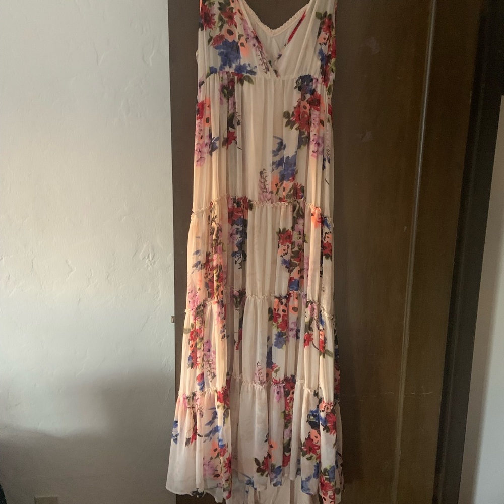 Beautiful summer-floral maxi dress with inner liner. Size small.